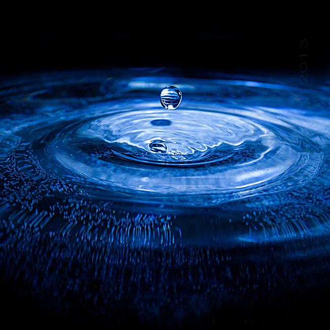 新发现：液态水中存在两种结构