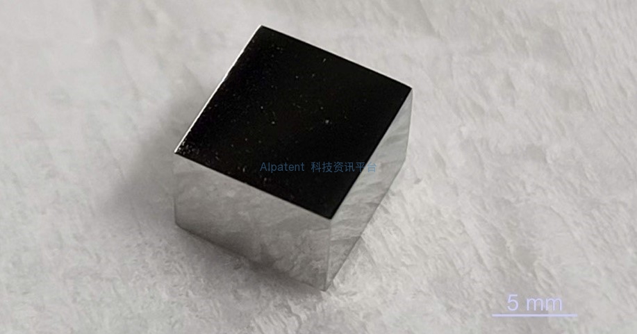 新一代固体制冷剂，可在宽广的温度范围内运行——超越传统理论标度的弹性热效应